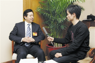 图为郭瑞民接受记者采访时的情景 本报记者 胡瑜珊 摄